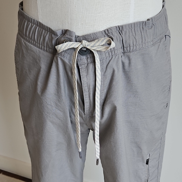 Vuori Women's Low Waisted Straight Leg Cropped Pants - Picture 3 of 4